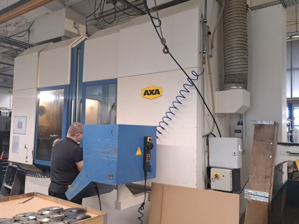 Used AXA Vertical Machining Center ( VMC ) 1999 Vario 2