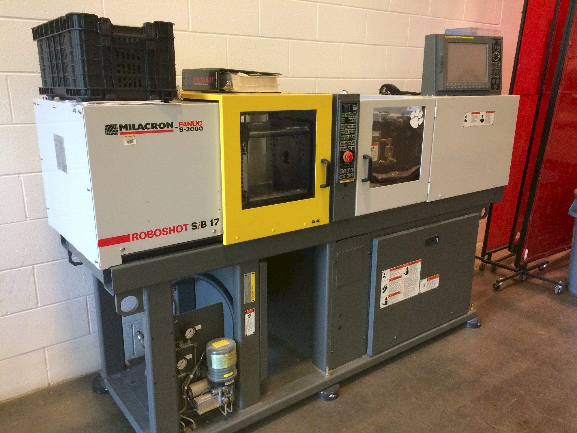 Used Milacron Injection Moulding Machine 2005 Milacron Roboshot S-2000i15A